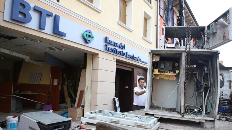 La rimozione dei resti del bancomat della BTL di Berlingo. FOTOLIVEIl vuoto creato  dalla spaccata nella filiale 