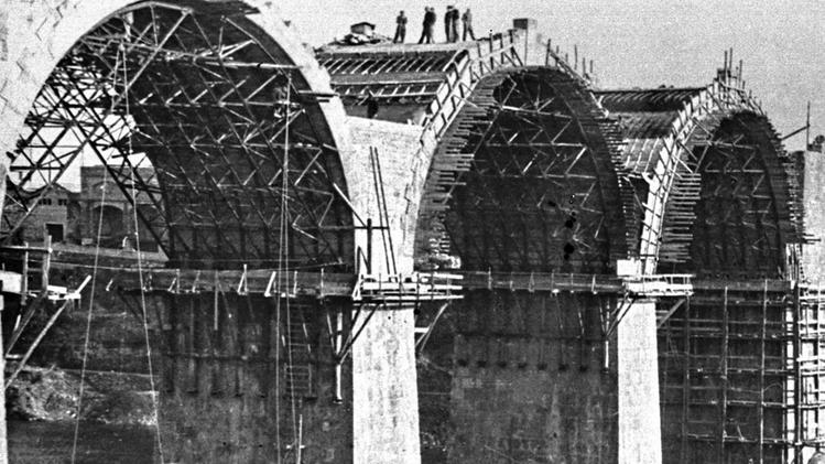 Il ponte sull’Oglio contribuì ad avviare la trasformazione economica ed urbanistica di PalazzoloIl ponte distrutto dai bombardamenti alleati tra il 1944 e il 1945La ricostruzione avvenuta a tempo di record, in un anno