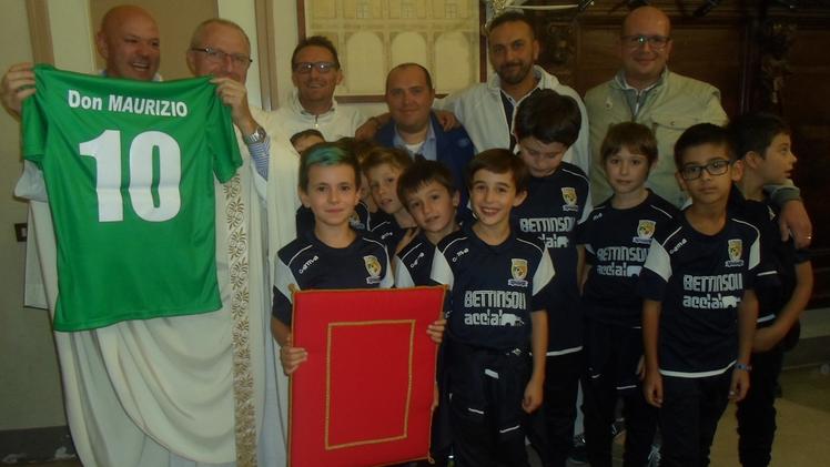 I piccoli della Polisportiva e la maglia regalata a don Maurizio