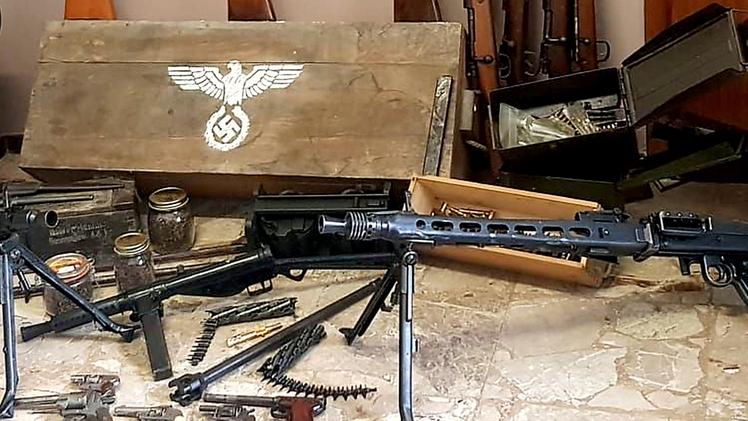 Una parte dell’arsenale 
di armi da guerra scoperto 
dai carabinieri che hanno effettuato
due arresti:  ora
  stanno vagliando altre posizioni