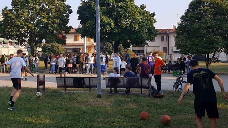 Il flash mob promosso sabato a sostegno del campetto da basket 