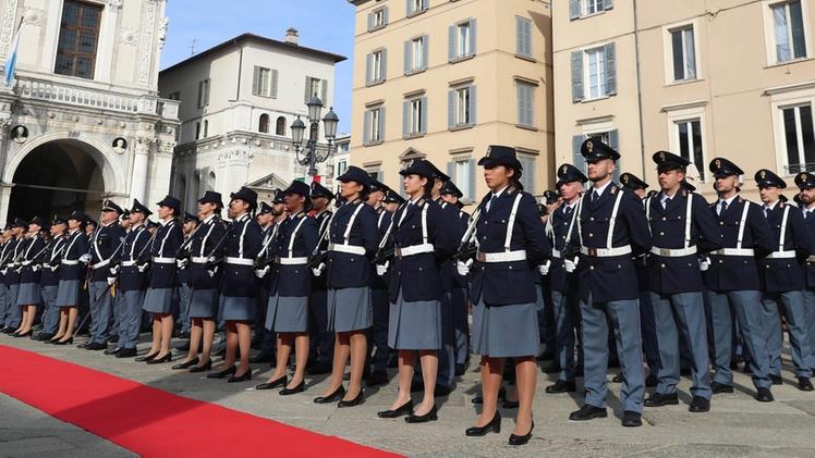 Ieri in piazza  
della Loggia 
120 nuovi agenti di polizia 
hanno giurato fedeltà  dopo 
aver frequentato la Scuola Polgai di Brescia