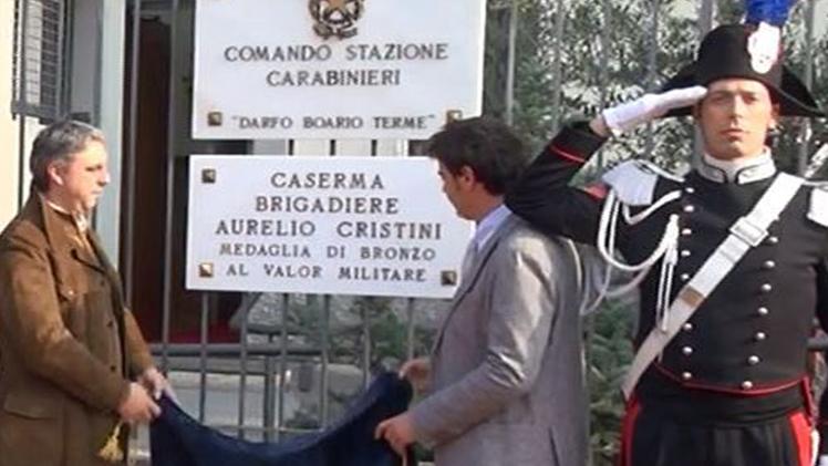 La targa  scoperta davanti alla caserma dei carabinieri di   Darfo 