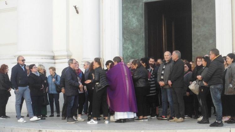 Famigliari e amici di Massimiliano Tosoni sul sagrato della chiesa