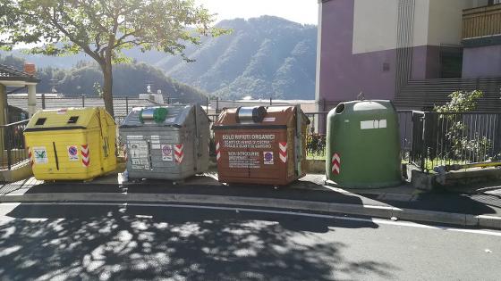 I contenitori per la raccolta dei rifiuti a Lumezzane: la gestione del servizio è stata rinnovata per 5 anni