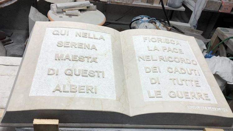 Il libro scolpito nel marmo destinato al Parco delle Rimembranze