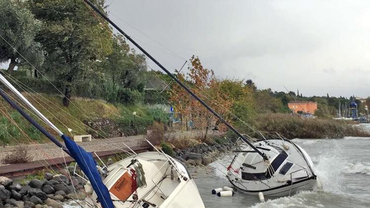Barche a vela «spiaggiate» sul Garda: il forte vento di Vinessa ha causato la  rottura degli ormeggi