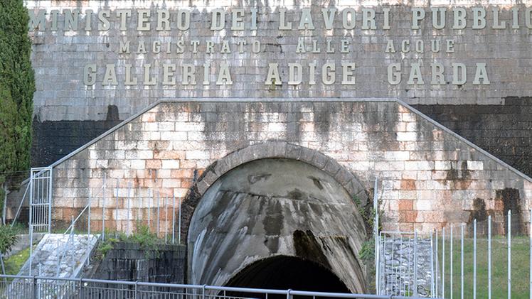 Lo sbocco della galleria idraulica che collega l’Adige con il Garda a Torbole: probabilmente verrà aperta