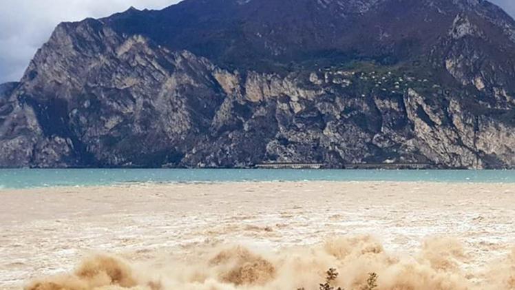 L’acqua dell’Adige sparata nel Garda: circa 14 milioni di metri cubi