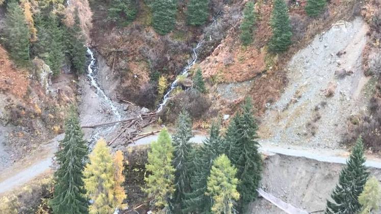 L’immagine aerea di uno dei fronti di pericolo aperti sul territorio della Valcamonica alle prese con  gravi problemi di dissesto idrogeologico 