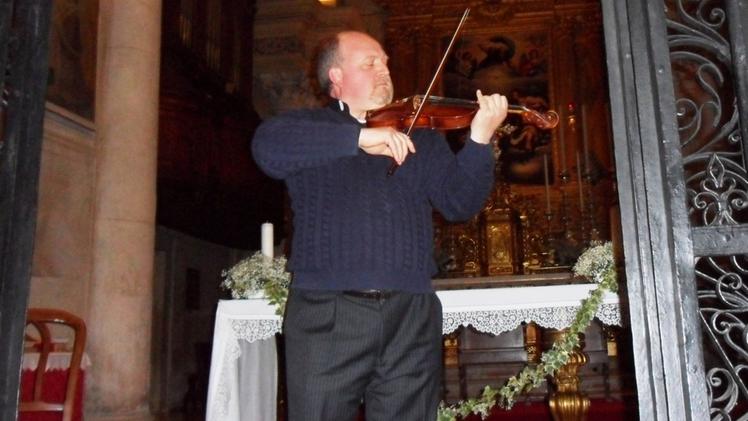 Don Luca Ferrari alle prese col suo violino