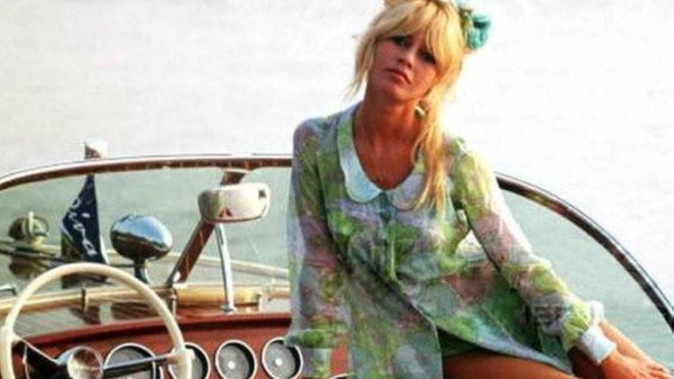 Brigitte Bardot in posa a bordo di un «Supeflorida»: i motoscafi Riva sono da sempre un'icona di stile
