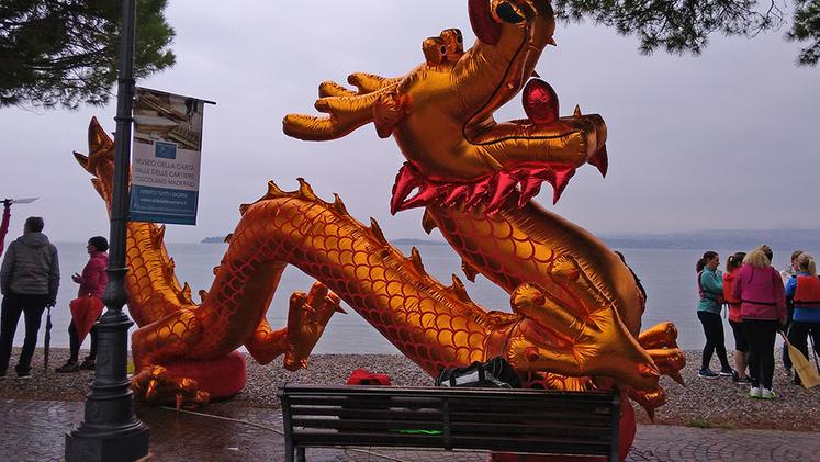 Il drago gonfiabile allestito sul lungolago in occasione del festival