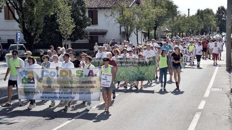 La manifestazione di protesta contro l’apertura della discarica Castella appena autorizzata dalla Provincia di Brescia