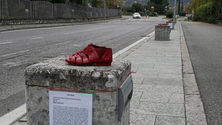 Le «scarpette rosse» sopra i blocchi di marmo della ciclopedonale, monito alla violenza contro le donne