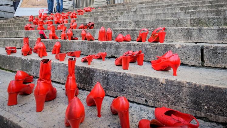 Le scarpe rosse, simbolo alla lotta contro la violenza