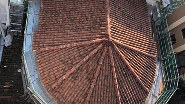 Una bella immagine del tetto ristrutturato della chiesa della Volta