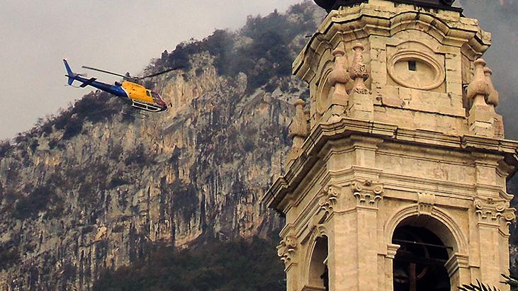 L’elicottero volteggia sulle insidiose pendici del monte Comer