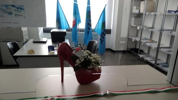 La scarpa rossa posizionata in sede per ricordare Manuela Bailo