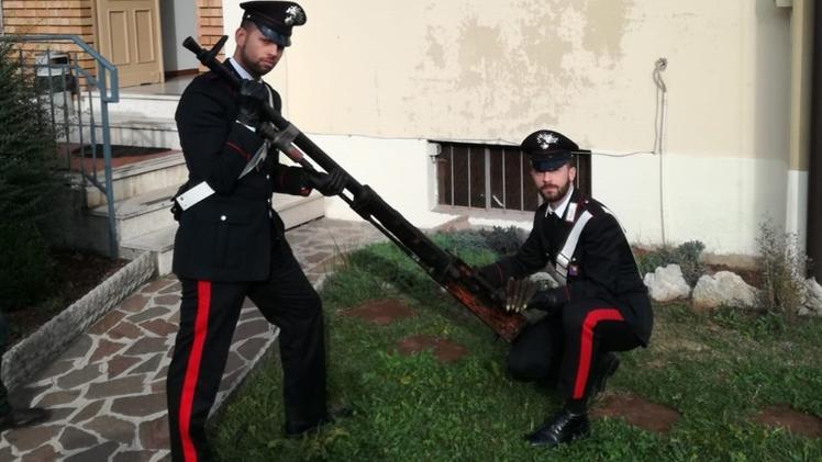 L’arsenale sequestrato dai carabinieri dopo la perquisizioneIl cannone antiaereo trovato in casa del collezionista arrestato