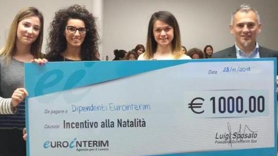 La cerimonia di consegna dell’assegno da 1000 euro alla neo mamma di Mura che lavora nella sede di Eurointerim aperta dal 2007 a Vestone