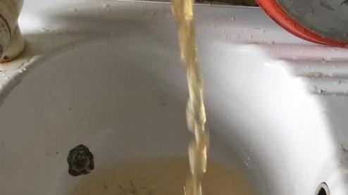 Una foto «postata» su Facebook: acqua giallastra dai rubinetti