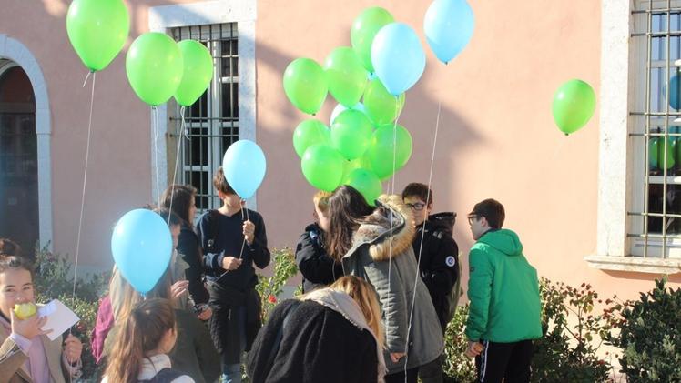 Ragazzi e palloncini: anche le scuole alla presentazione del progetto