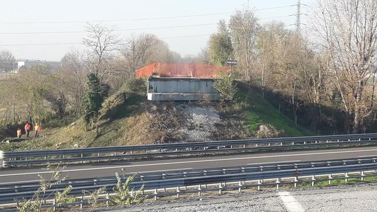 Il viadotto di Montirone   raso al suolo: la ricostruzione inizierà domani e si concluderà entro otto mesiIl ponte rimasto monco dopo la demolizione fatta scattare ad aprile per motivi di sicurezza 