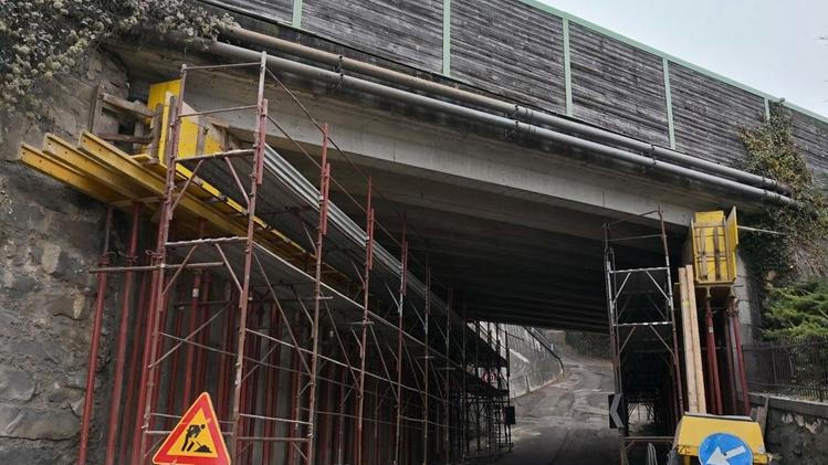 Il viadotto del Mesàgolo a Sale Marasino: dopo i lavori di consolidamento potrà riaprire ai camionLe travi collocate sotto il ponte: le crepe saranno riempite di resina