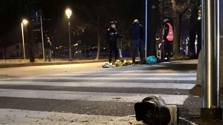 I rilievi dell’incidente sono stati svolti dai carabinieri di Pisogne La scarpa persa da Osvaldo Romele nell’impatto fatale