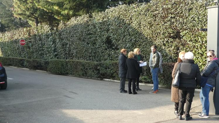 I carabinieri hanno giè escluso l’ipotesi dell’aggressioneI parenti davanti all’azienda di Zocco teatro della tragedia