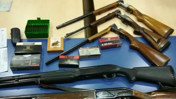 Le armi e le munizioni sequestrate dalla provinciale a Lavenone