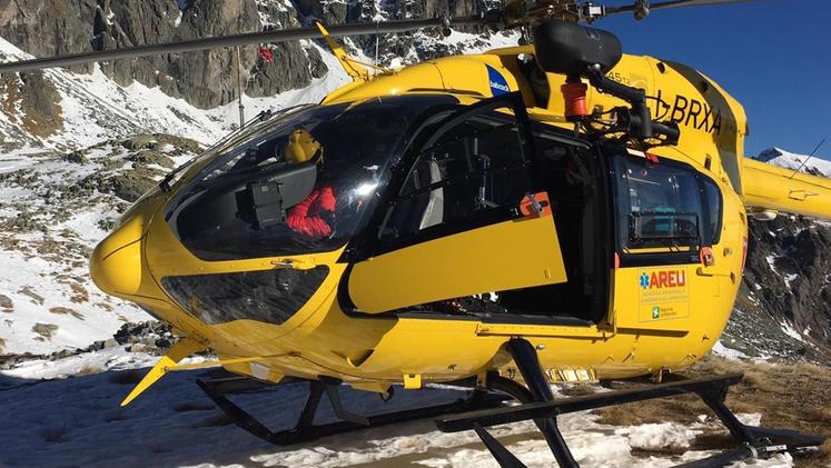 L’elicottero che ha trasportato al Civile l’alpinista milanese ferita