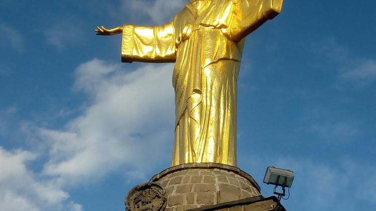 Con il basamento la statua del Cristo Re supera i 26 metri di altezza