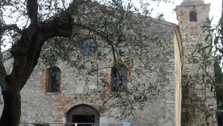 Gli affreschi di San Pietro in Mavino verranno tutti restauratiL’esterno della chiesa: la sua orgine è stata datata al quinto secolo