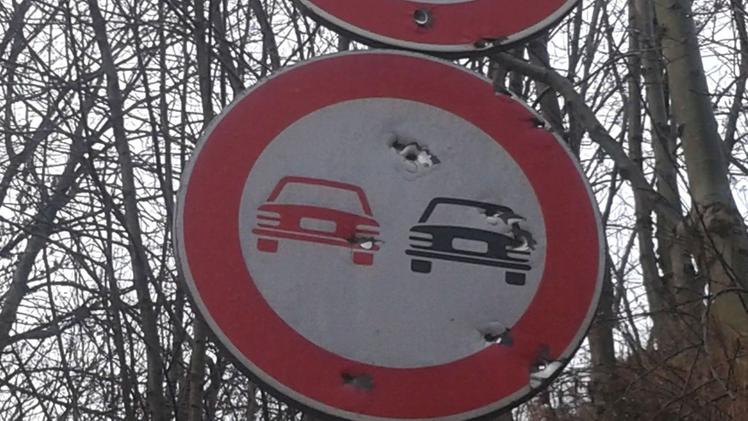 La Peugeot della vittima traforata dal proiettileUn cartello stradale usato come bersaglio a Corteno 