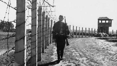 Giuseppe Bono con la coperta che conserva come una reliquiaUn campo di concentramento tedesco