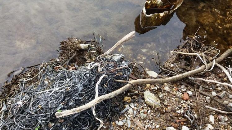 L’accumulo di plastica si trova 600 metri a valle della digaSecondo Legambiente vanno classificati come scarti industriali