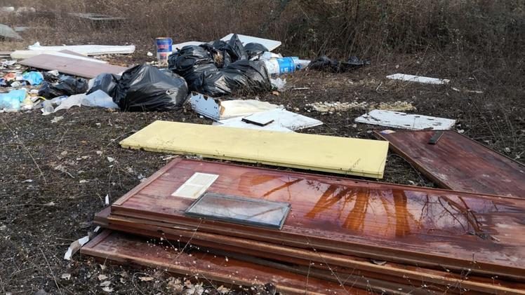 Una delle distese di rifiuti abbandonate nell’area industriale incastonata tra Pisogne e Costa Volpino