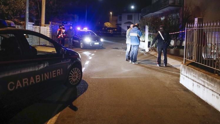 I rilievi sul luogo dell’aggressione di Francesco Scalvini la sera del 23 gennaio del 2017: dopo due anni l’elettricista non si è ancora ripreso
