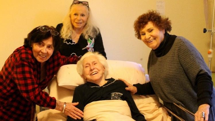 Le sorelle Silbermann: a letto la più anziana, Berta, ora scomparsa