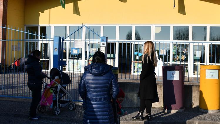 L’ingresso delle scuole materne di Capriolo ridotte a un frigorifero