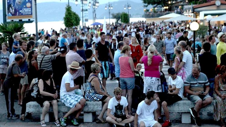 Il turismo di massa «mordi e fuggi» sta diventando un’arma a doppio taglio per il lago di Garda dove le vacanze sono sempre più brevi 