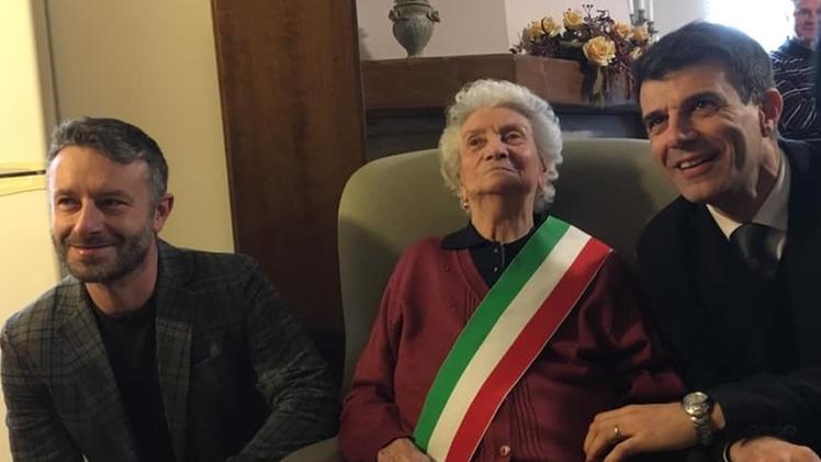 La centenaria di Muscoline con sindaco e vicesindaco