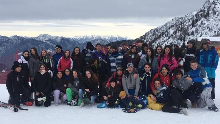 Gli studenti del liceo di Lumezzane   sulla neve del Maniva