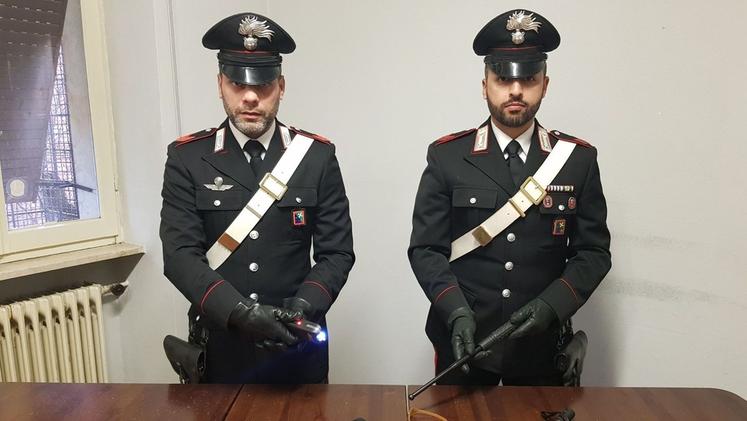 I carabinieri mostrano le armi improprie sequestrate a Orzinuovi 