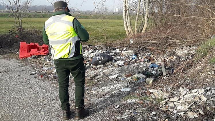 Le Guardie ecologiche volontarie controllano i rifiuti abbandonati