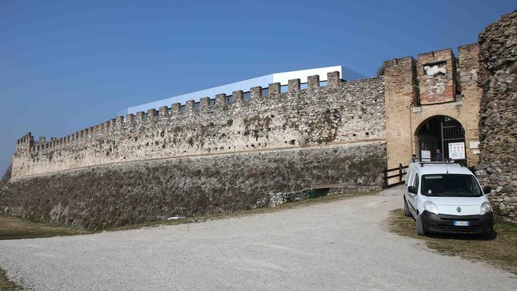 L’ingresso della Rocca di Lonato è finito già sotto i ferri Le mura dell’imponente   fortezza gardesana sono a rischio crollo 