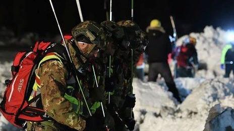 I militari scandagliano la neve alla ricerca di dispersiSoccorsi sugli sci