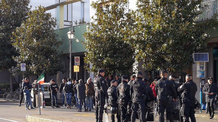 Il presidio di Forza NuovaI carabinieri in tenuta antisommossa alla stazione di Salò